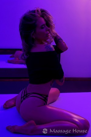 Hosszú, vékony lábaival és csillogó tekintetével levesz majd a lábadról.